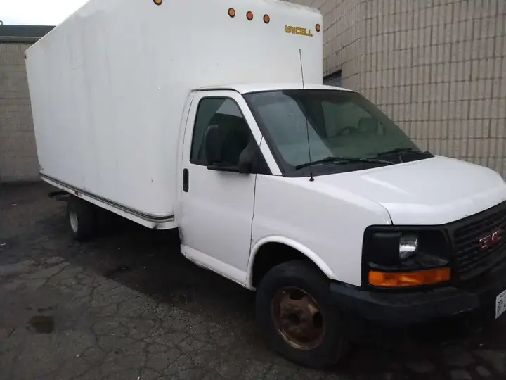 GMC Savana 2012 photo 2