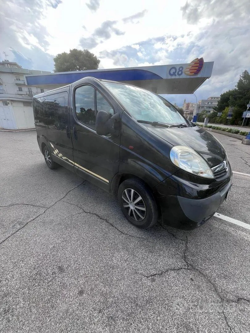 Opel Vivaro 2011 photo 2