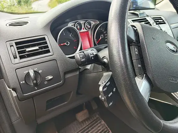 Ford Kuga 2012 photo 2