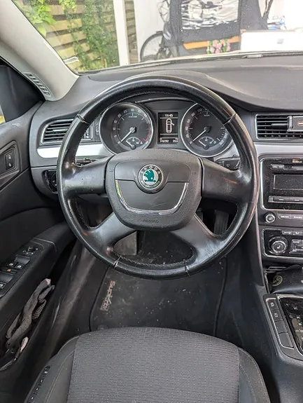 Skoda Superb 2010 photo 3