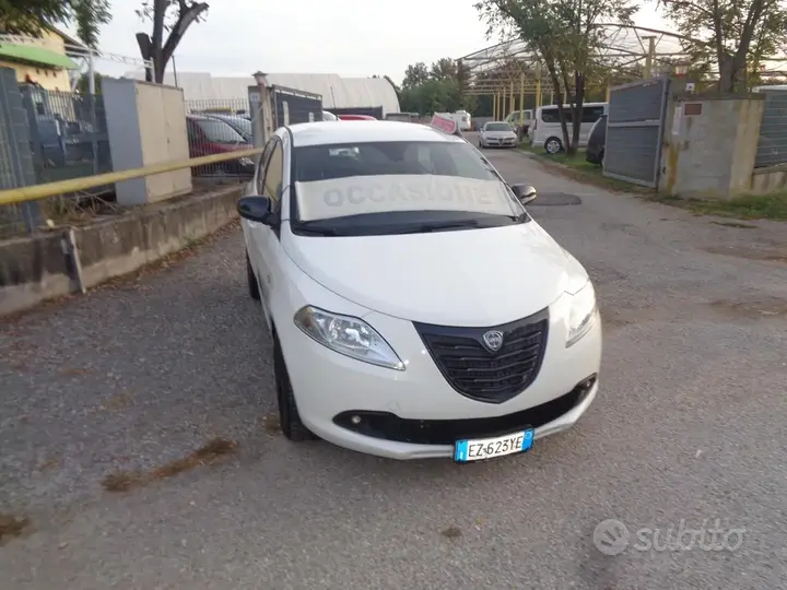 Lancia Ypsilon 2015 photo 2