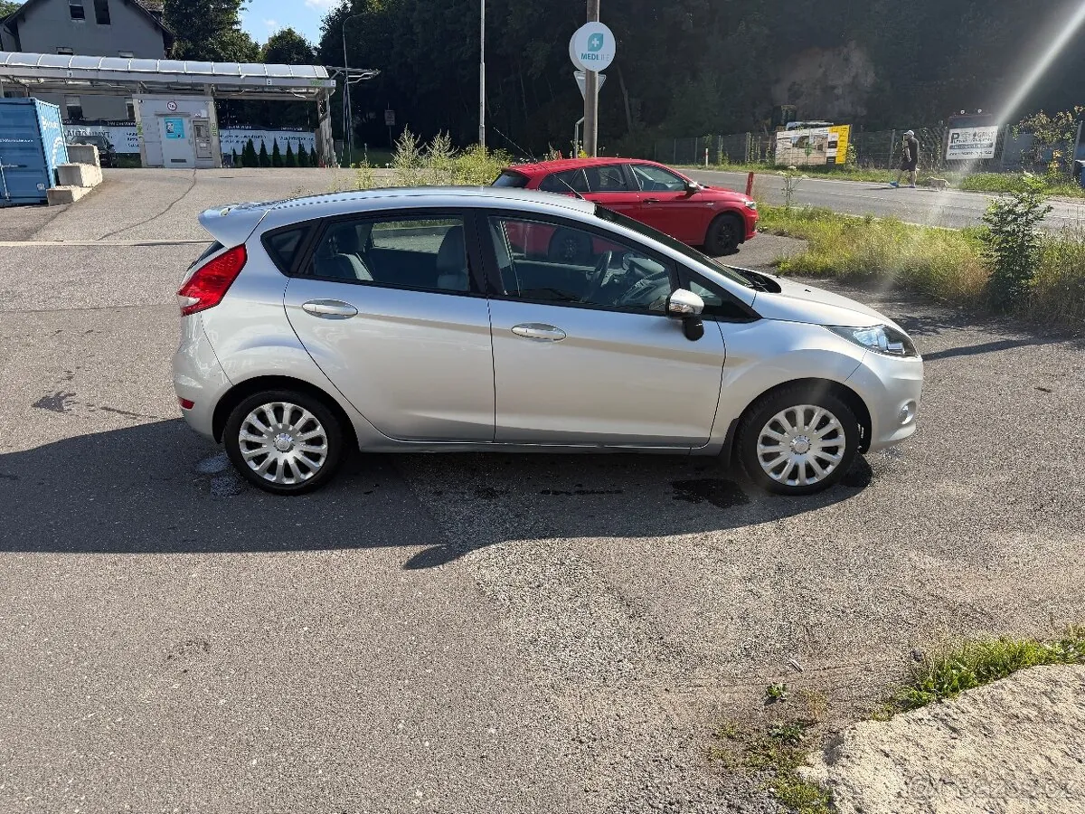 Ford Fiesta 2011 photo 4