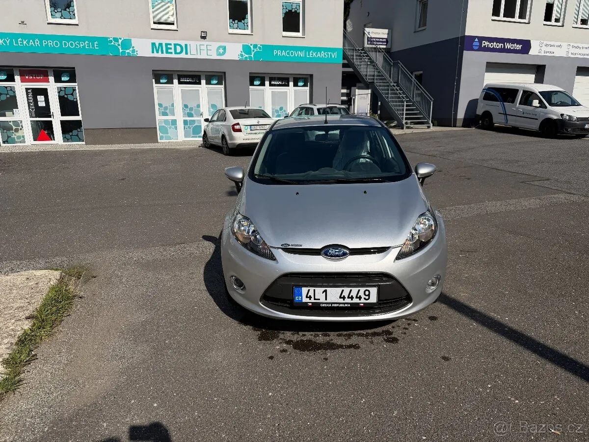 Ford Fiesta 2011 photo 2