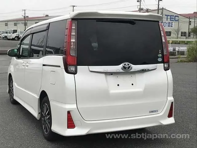 Toyota Noah 2016 photo 3