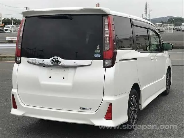 Toyota Noah 2016 photo 4