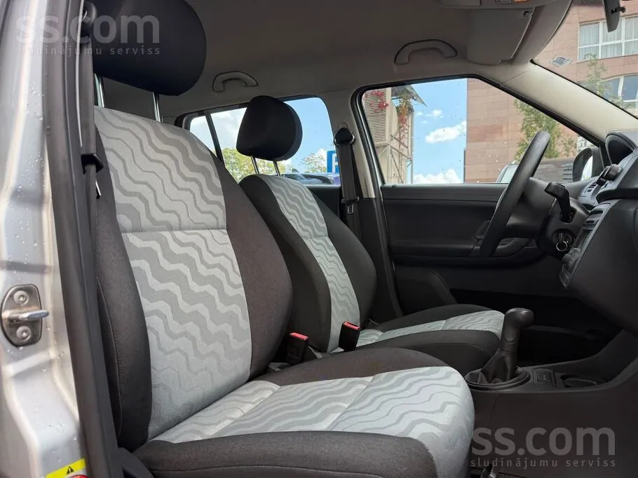 Skoda Fabia 2009 photo 5