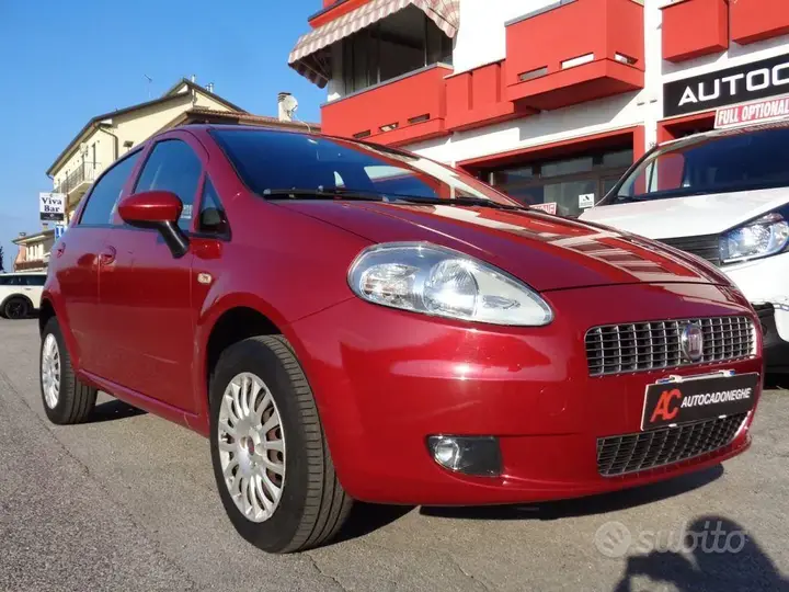 Fiat Grande Punto 2011 photo 2