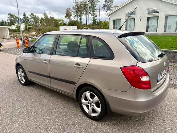 Skoda Fabia 2009 photo 2