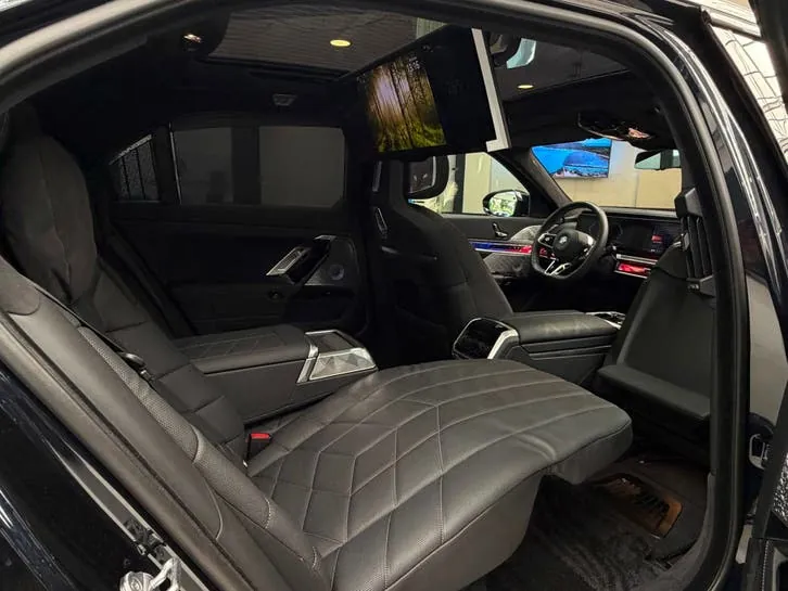 BMW 7-Serie 2024 photo 2