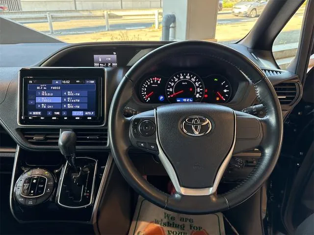 Toyota Voxy 2019 photo 2