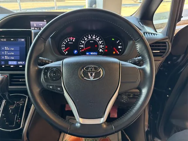 Toyota Voxy 2019 photo 3