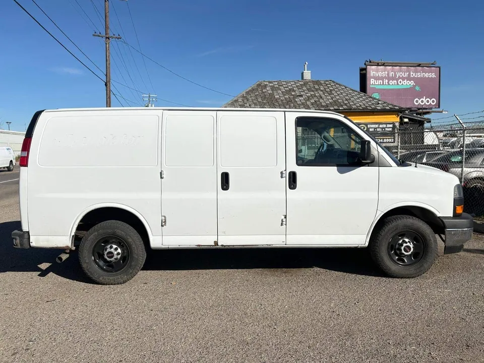 GMC Savana 2021 photo 2
