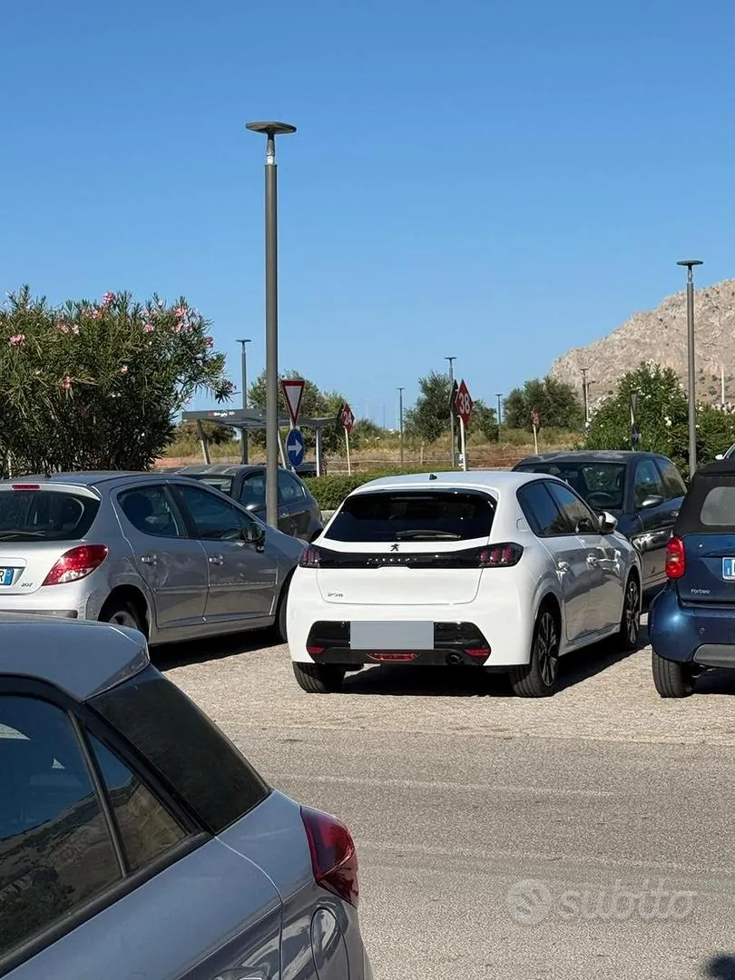 Peugeot 208 2020 photo 2