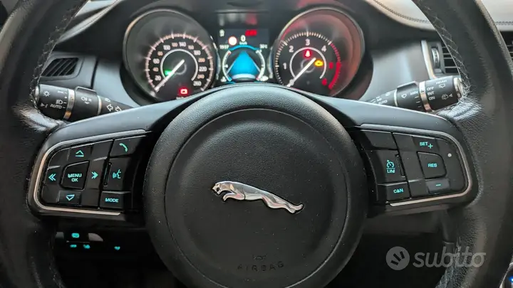 Jaguar E-Pace 2018 photo 4