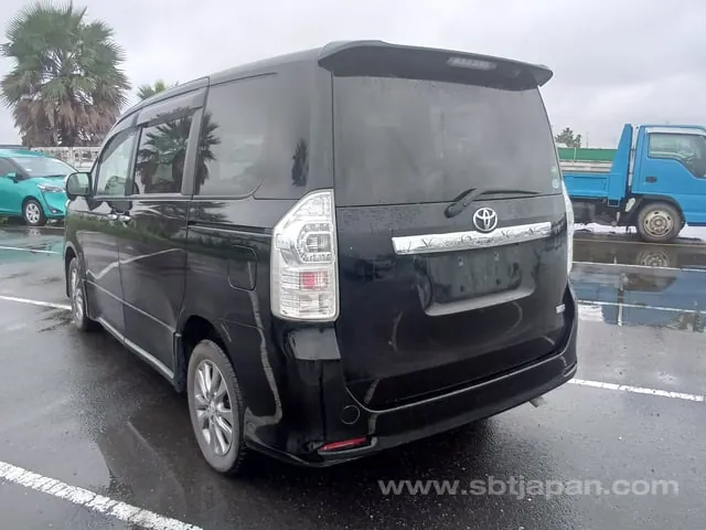 Toyota Voxy 2013 photo 3