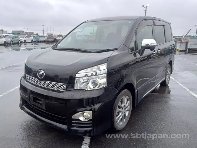 Toyota Voxy 2013 photo 2