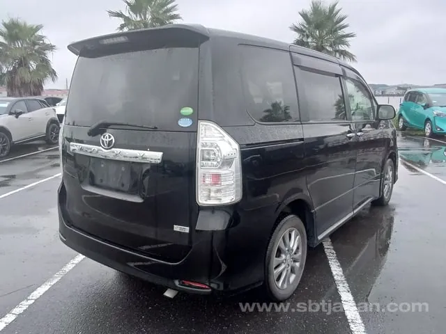 Toyota Voxy 2013 photo 4
