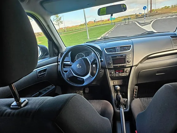 Suzuki Swift 2012 photo 5