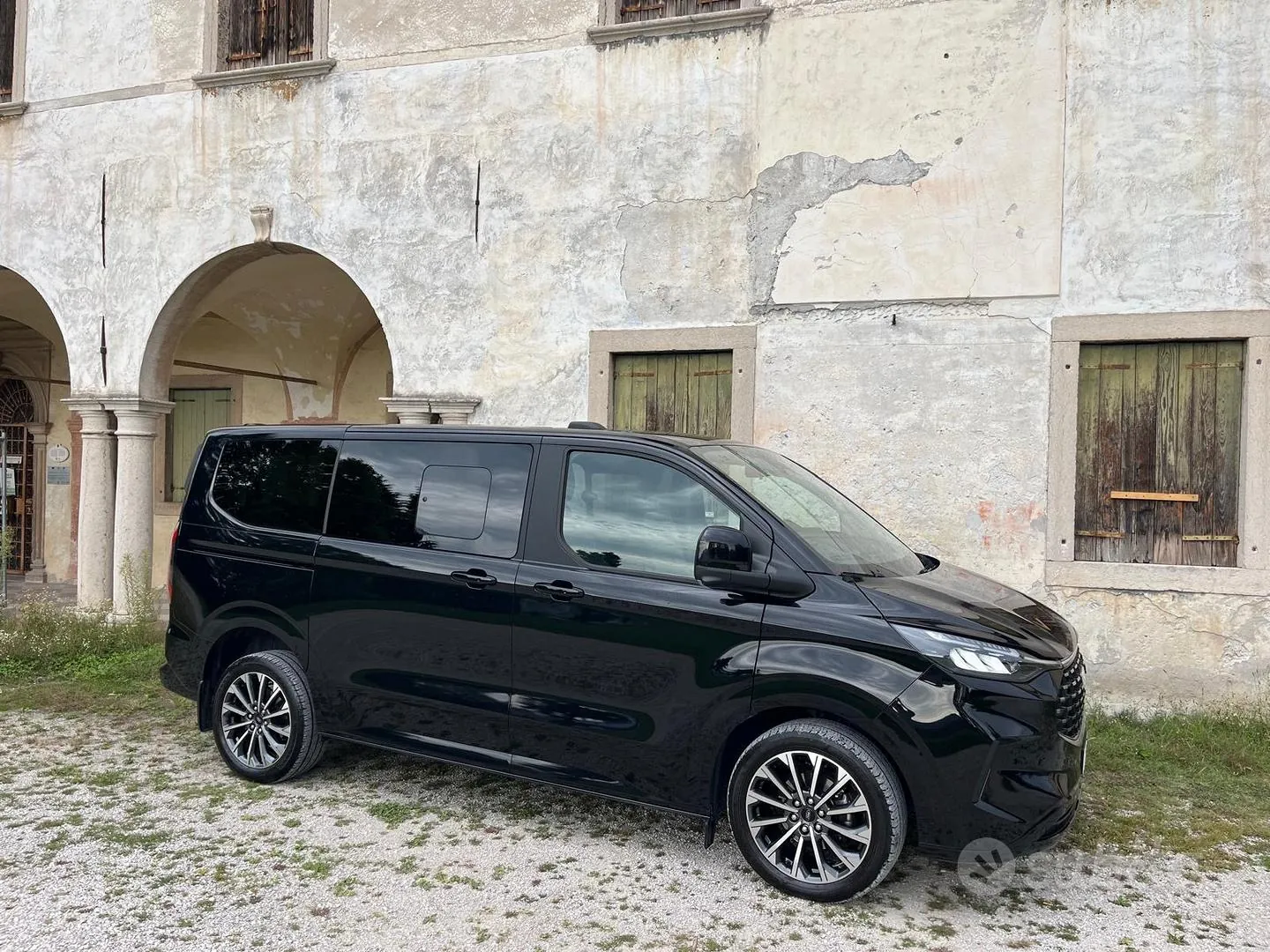 Ford Tourneo Custom 2025 photo 2