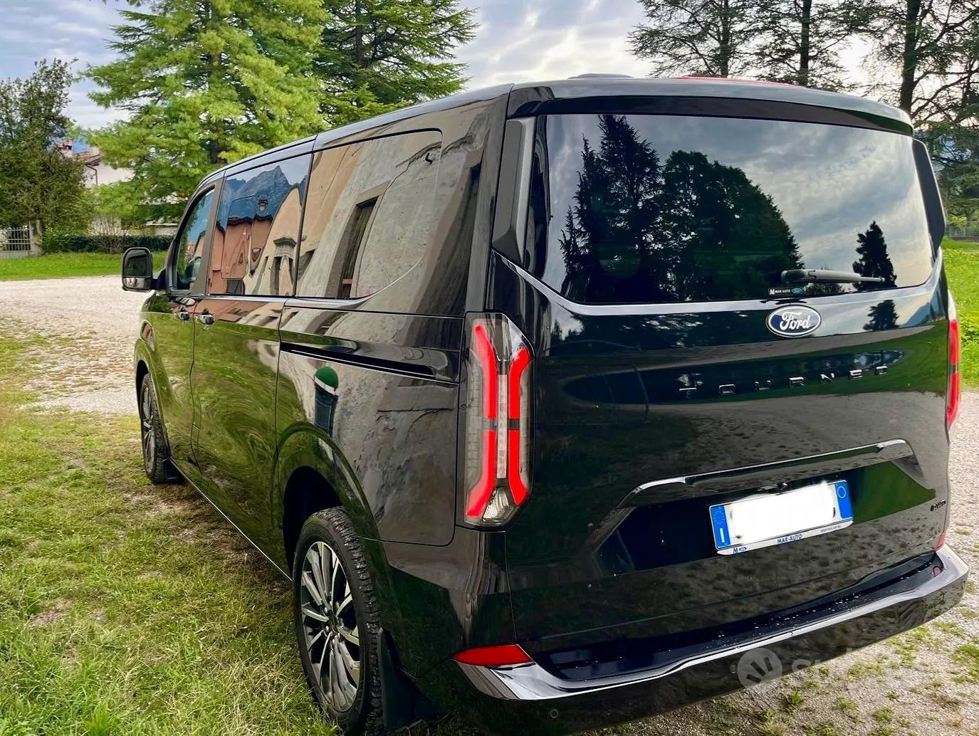 Ford Tourneo Custom 2025 photo 3