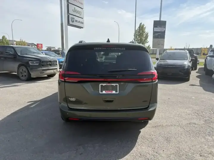 Chrysler Pacifica 2027 photo 5