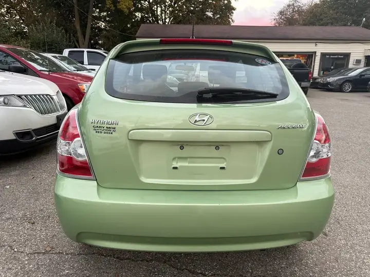 Hyundai Accent 2010 photo 4