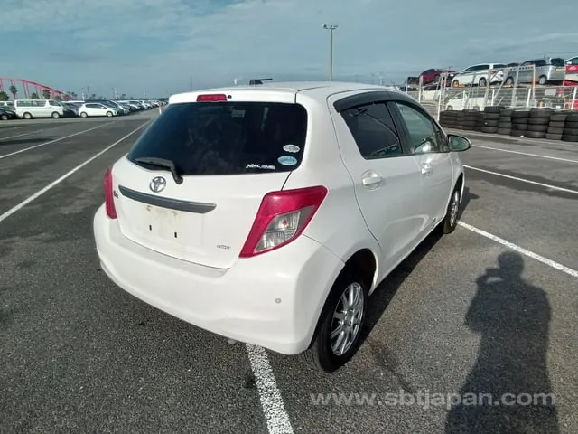 Toyota Vitz F 2011 photo 4