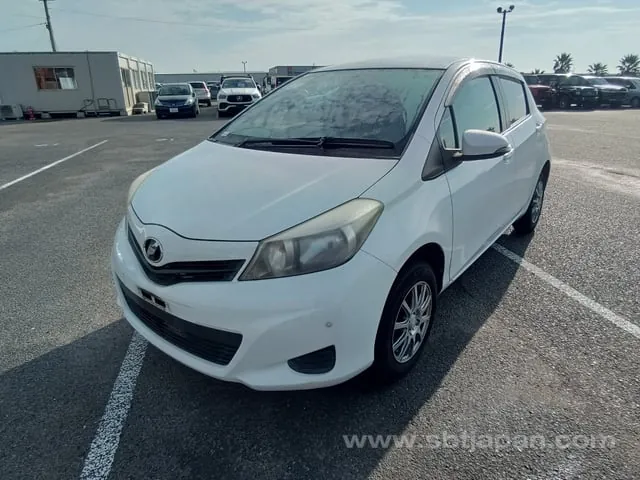 Toyota Vitz F 2011 photo 2