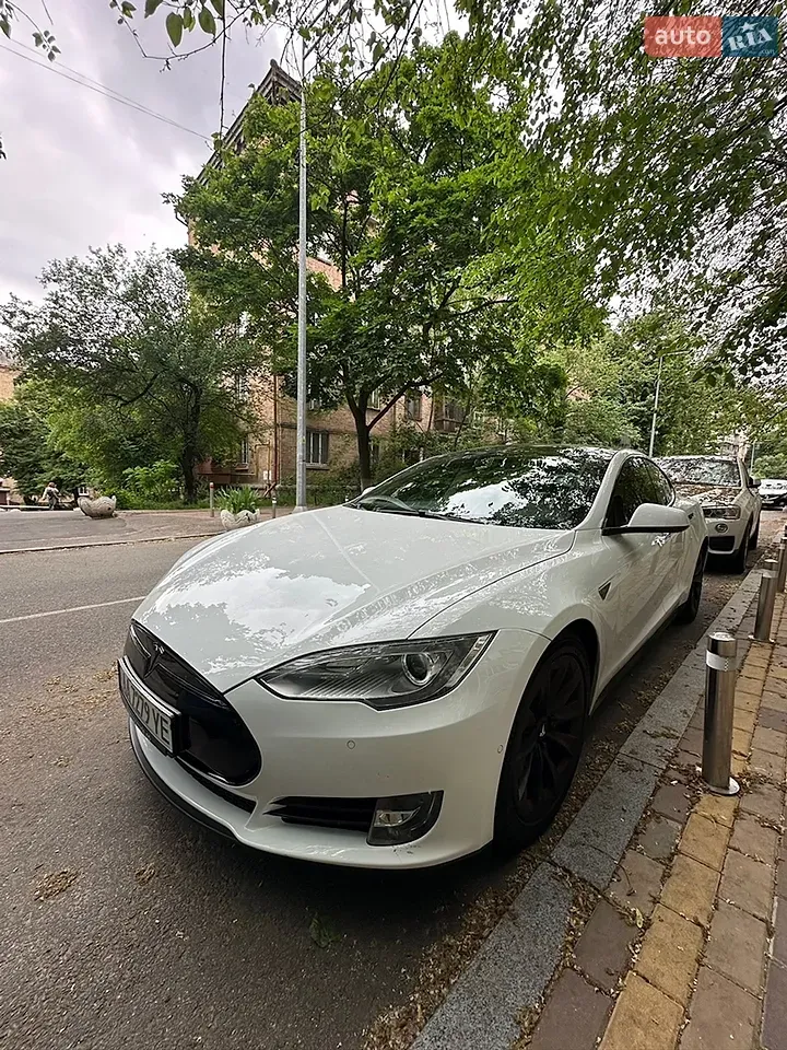 Tesla Model S 2015 photo 2