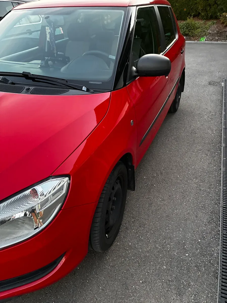 Skoda Fabia 2010 photo 2