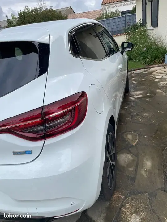 Renault Clio 2022 photo 2