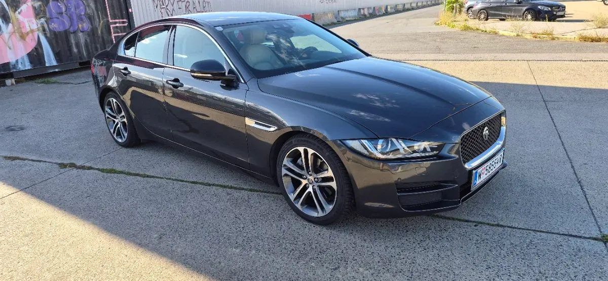 Jaguar Xe 2017 photo 3