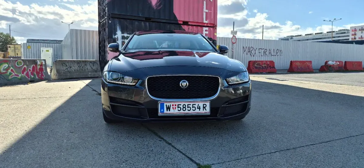 Jaguar Xe 2017 photo 2