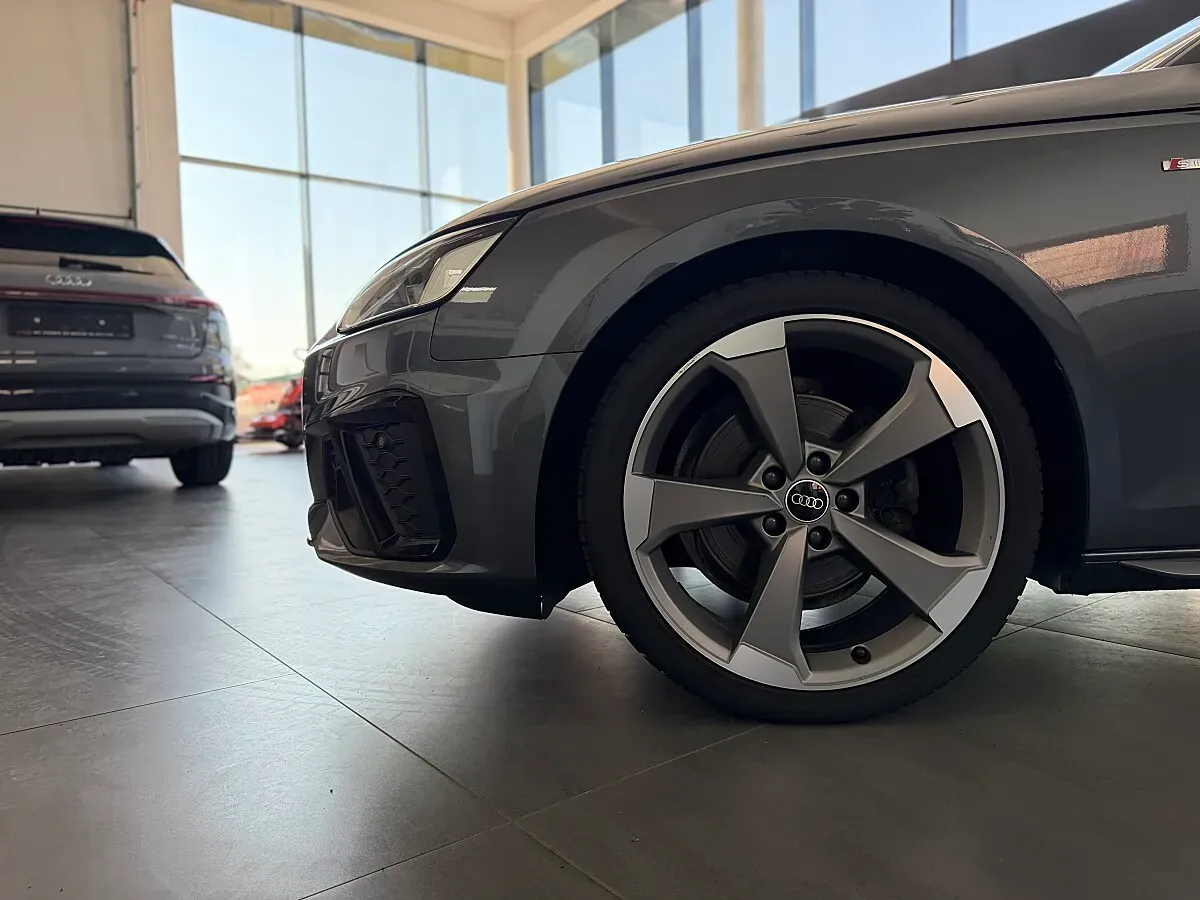 Audi A4 2023 photo 3