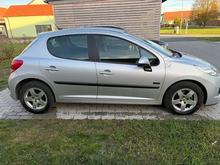 Peugeot 207 2010 photo 3