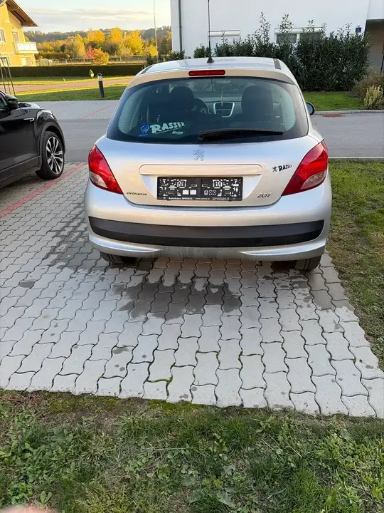 Peugeot 207 2010 photo 2