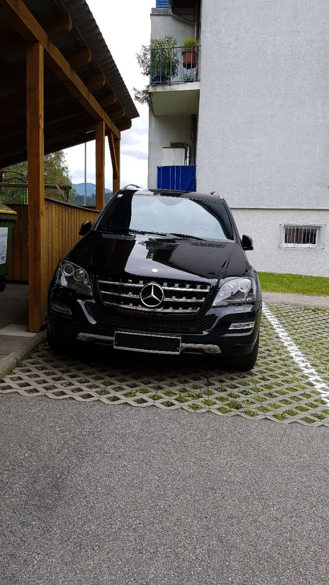 Mercedes-Benz M-Class 2011 photo 2