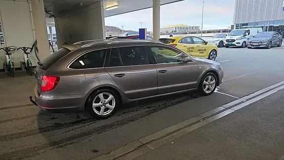 Skoda Superb 2011 photo 4