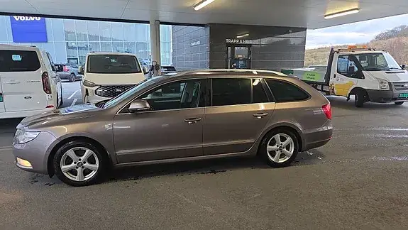 Skoda Superb 2011 photo 2