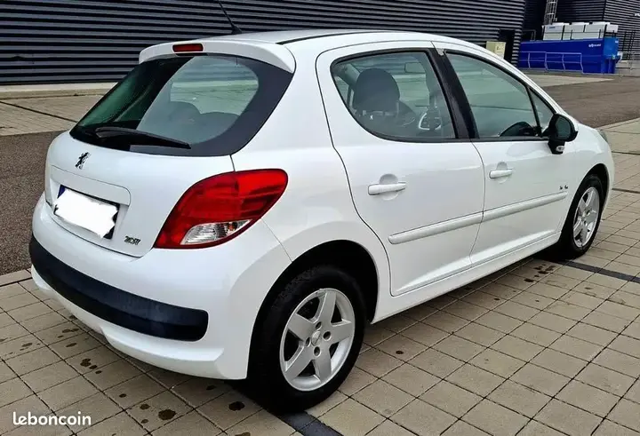 Peugeot 207 2012 photo 2