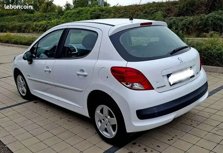 Peugeot 207 2012 photo 3