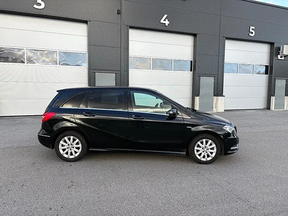 Mercedes-Benz B180 2012 photo 2