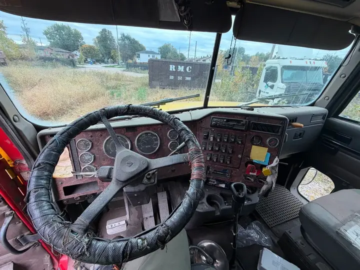 International 9200 1999 photo 3