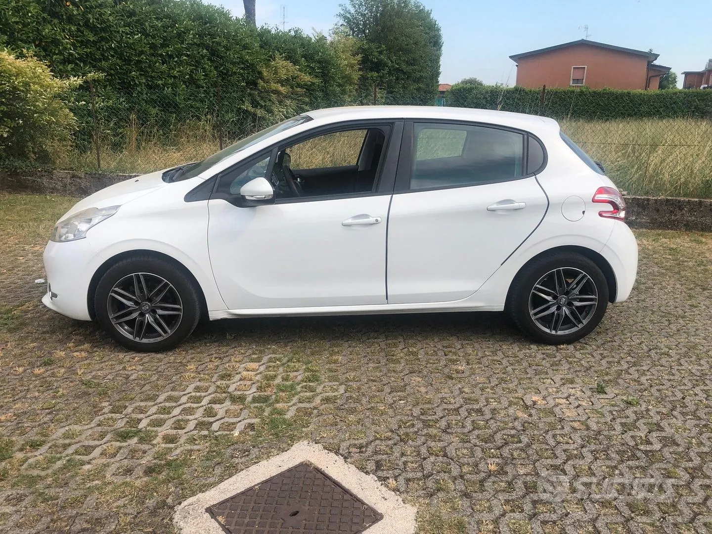 Peugeot 208 2015 photo 2