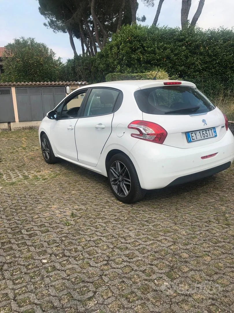 Peugeot 208 2015 photo 3