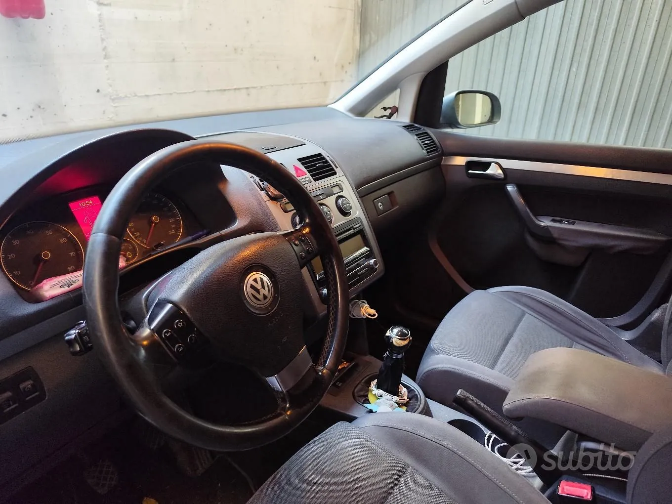 Volkswagen Touran 2008 photo 2