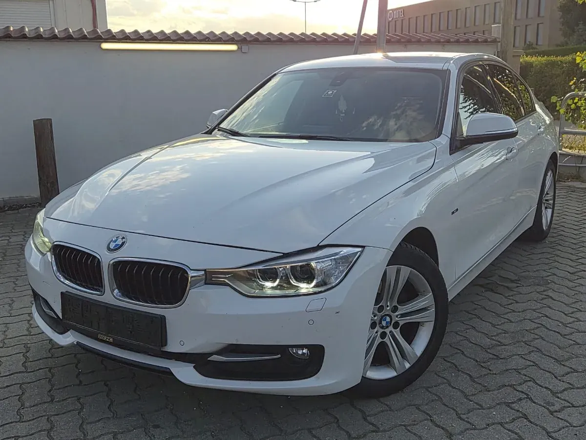 BMW 3 Series 2012 photo 2