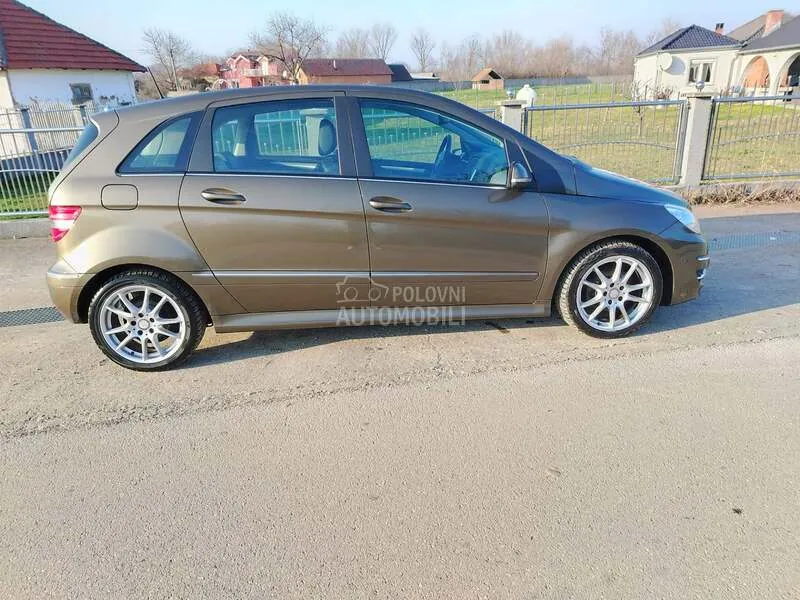 Mercedes-Benz B 180 2011 photo 2