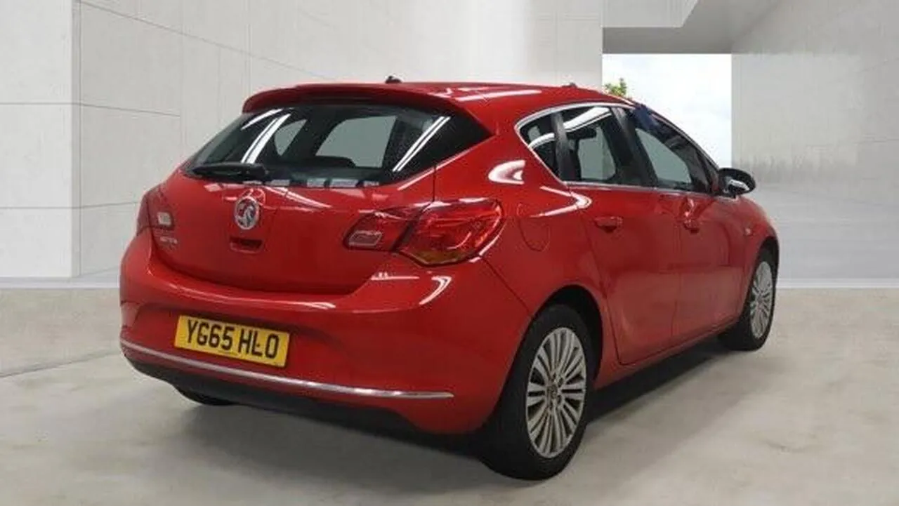 Vauxhall Astra 2015 photo 2