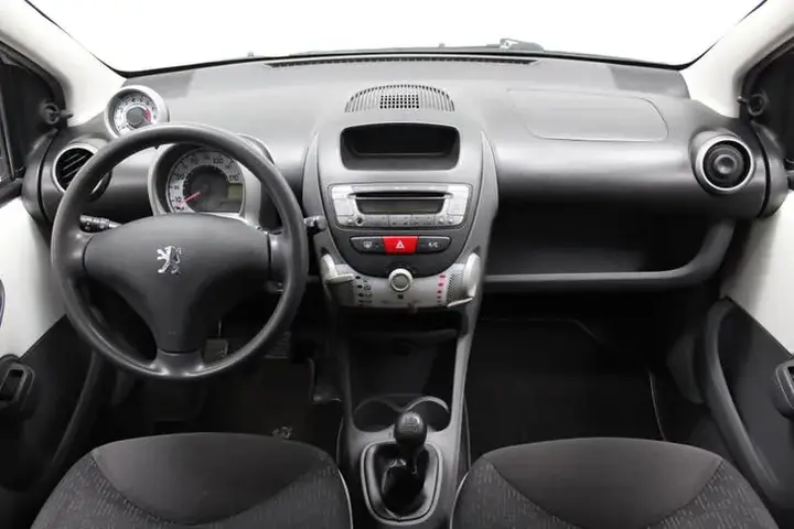 Peugeot 107 2010 photo 2